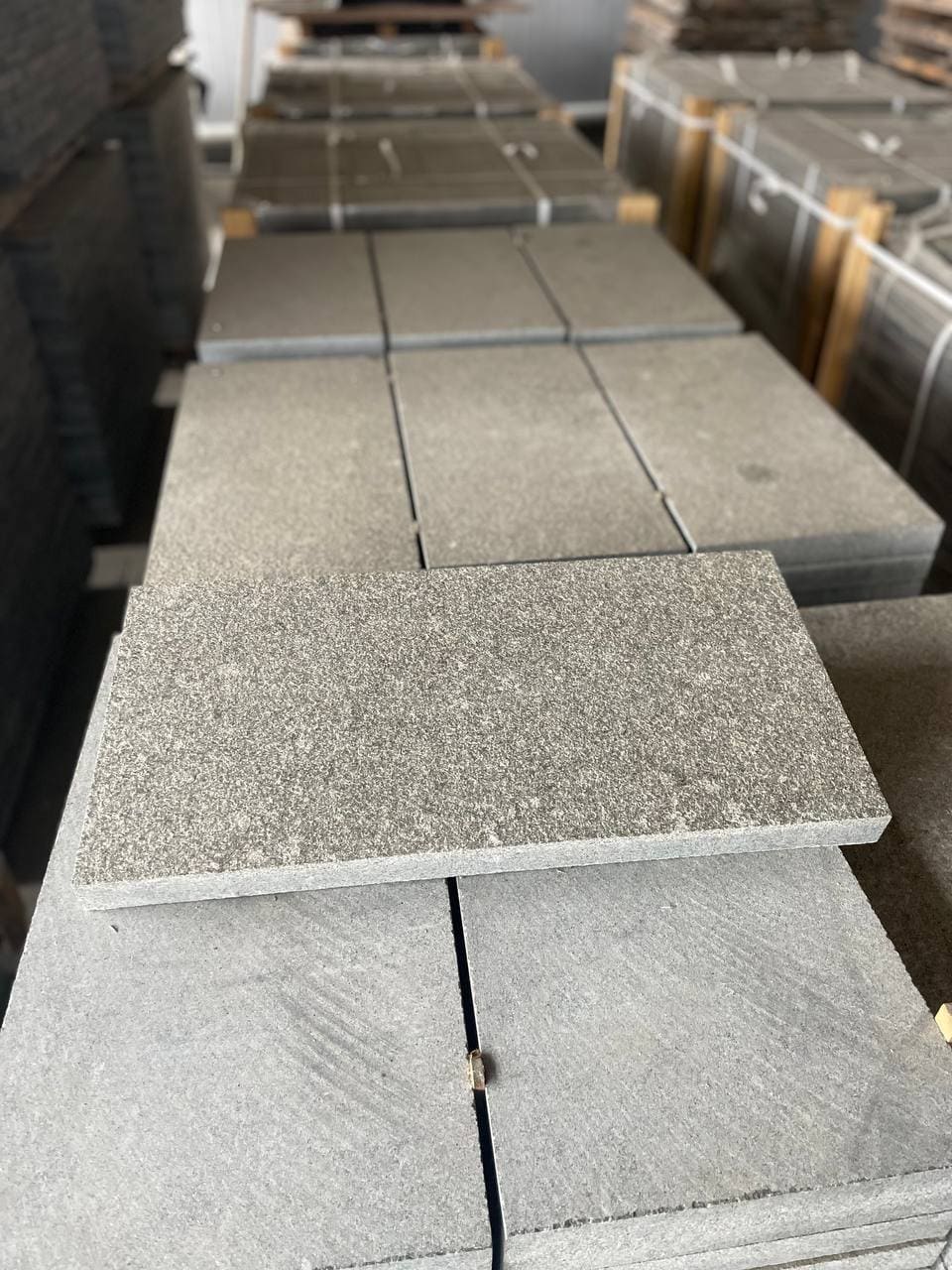 Płyta granitowa tarasowa płomieniowana ciemnoszara Gabro - dodatkowe zdjęcie