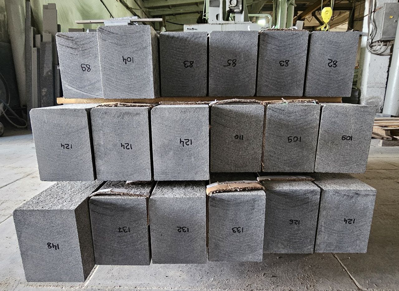 Krawężnik granitowy płomieniowany ciemnoszary Labradoryt Lх20х15 cm | (L= od 70 do 150 cm) - dodatkowe zdjęcie