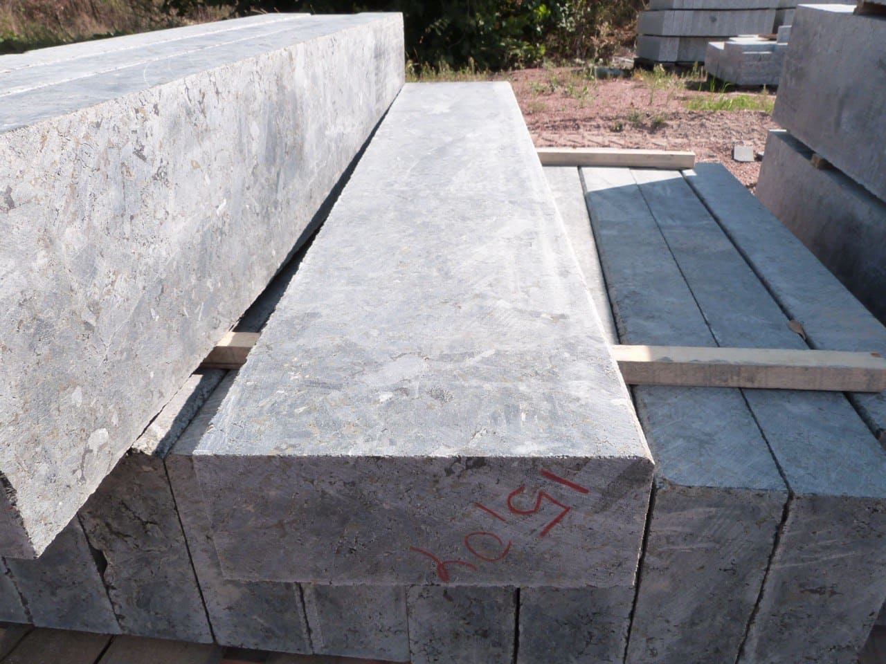 Krawężnik granitowy płomieniowany ciemnoszary Labradoryt Lх30х15 cm | (L= od 70 do 150 cm) - dodatkowe zdjęcie