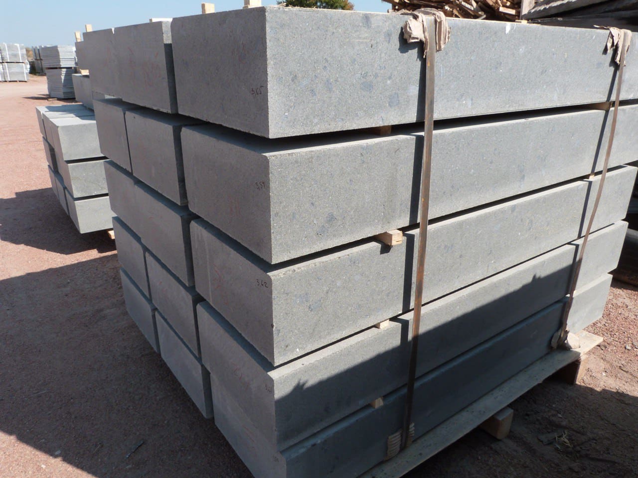 Krawężnik granitowy płomieniowany ciemnoszary  Gabro Lх30х15 cm | (L= od 70 do 150 cm) - dodatkowe zdjęcie