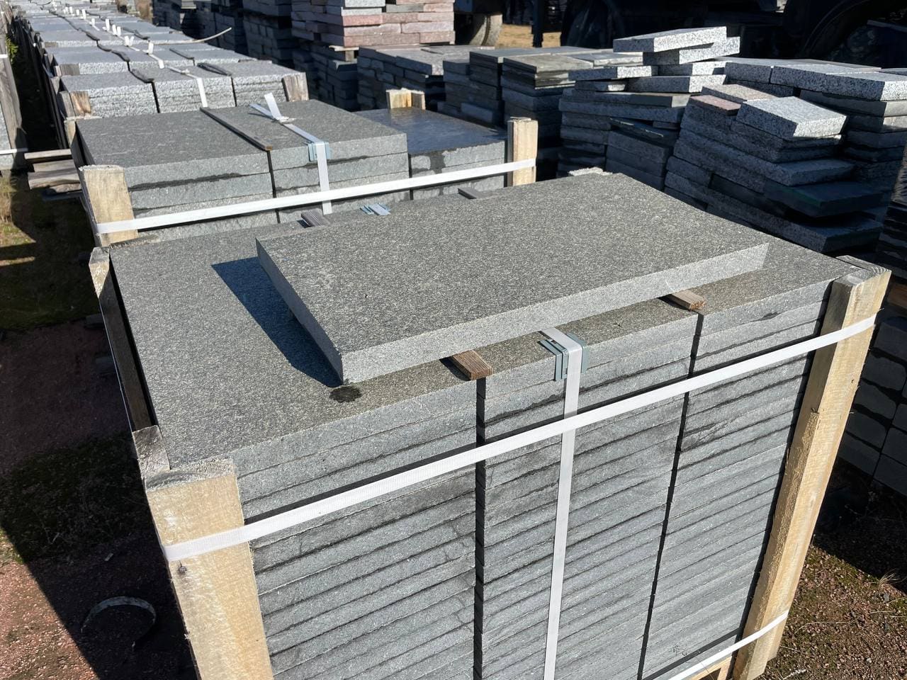 Płyta granitowa chodnikowa płomieniowana ciemnoszara Gabro - dodatkowe zdjęcie