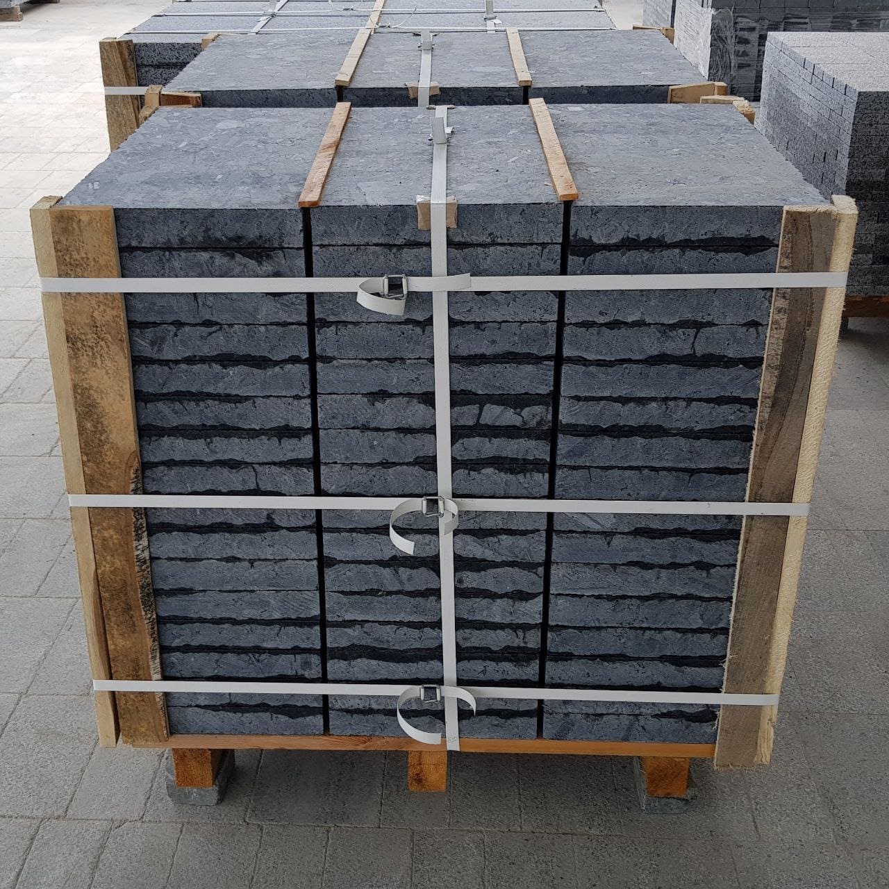 Płyta granitowa tarasowa płomieniowana ciemnoszara Labradoryt - dodatkowe zdjęcie