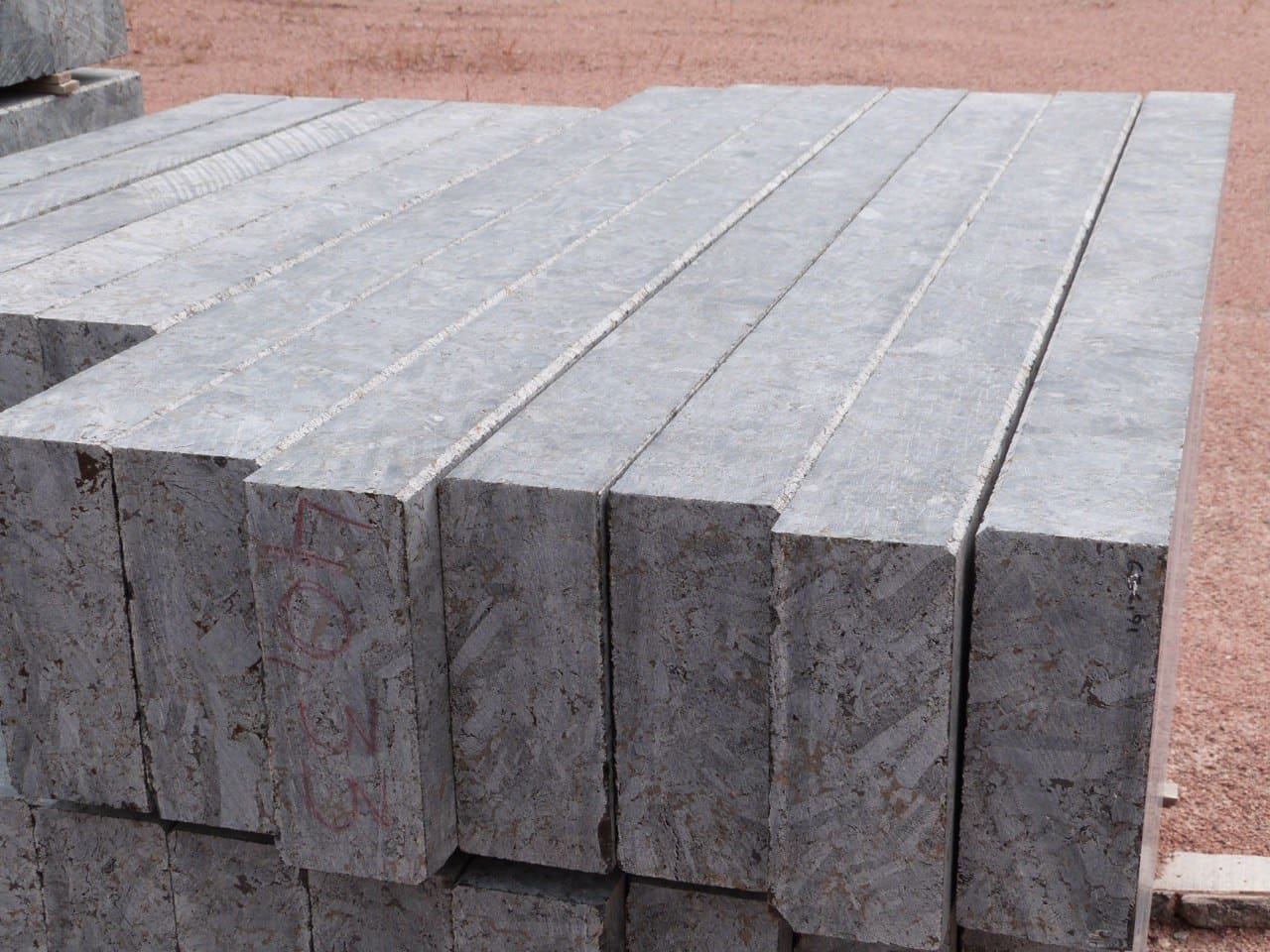 Krawężnik granitowy płomieniowany ciemnoszary Labradoryt Lх15х6 cm | (L= od 70 do 150 cm) - dodatkowe zdjęcie