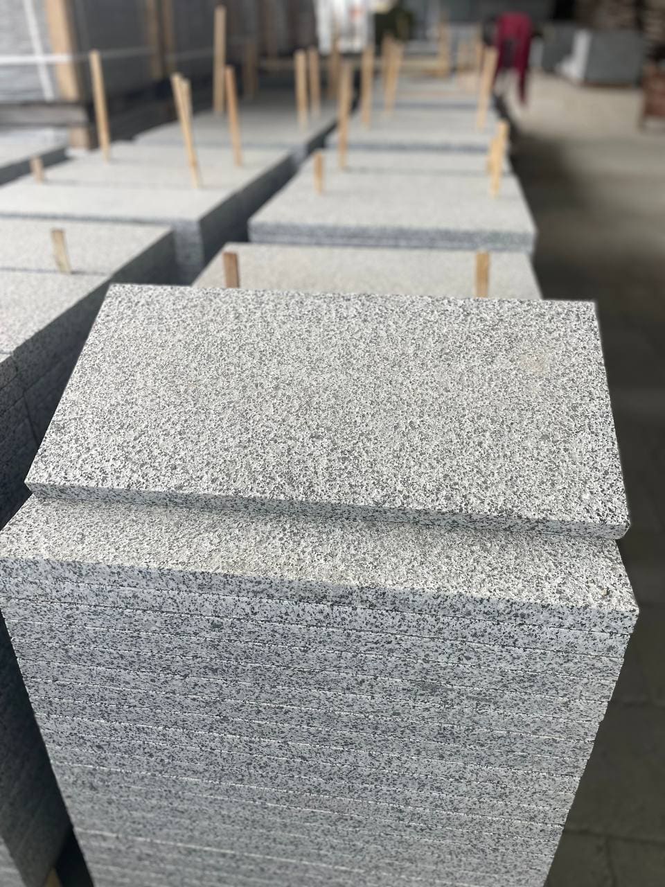 Płyta granitowa chodnikowa płomieniowana jasnoszara Gray UA - dodatkowe zdjęcie