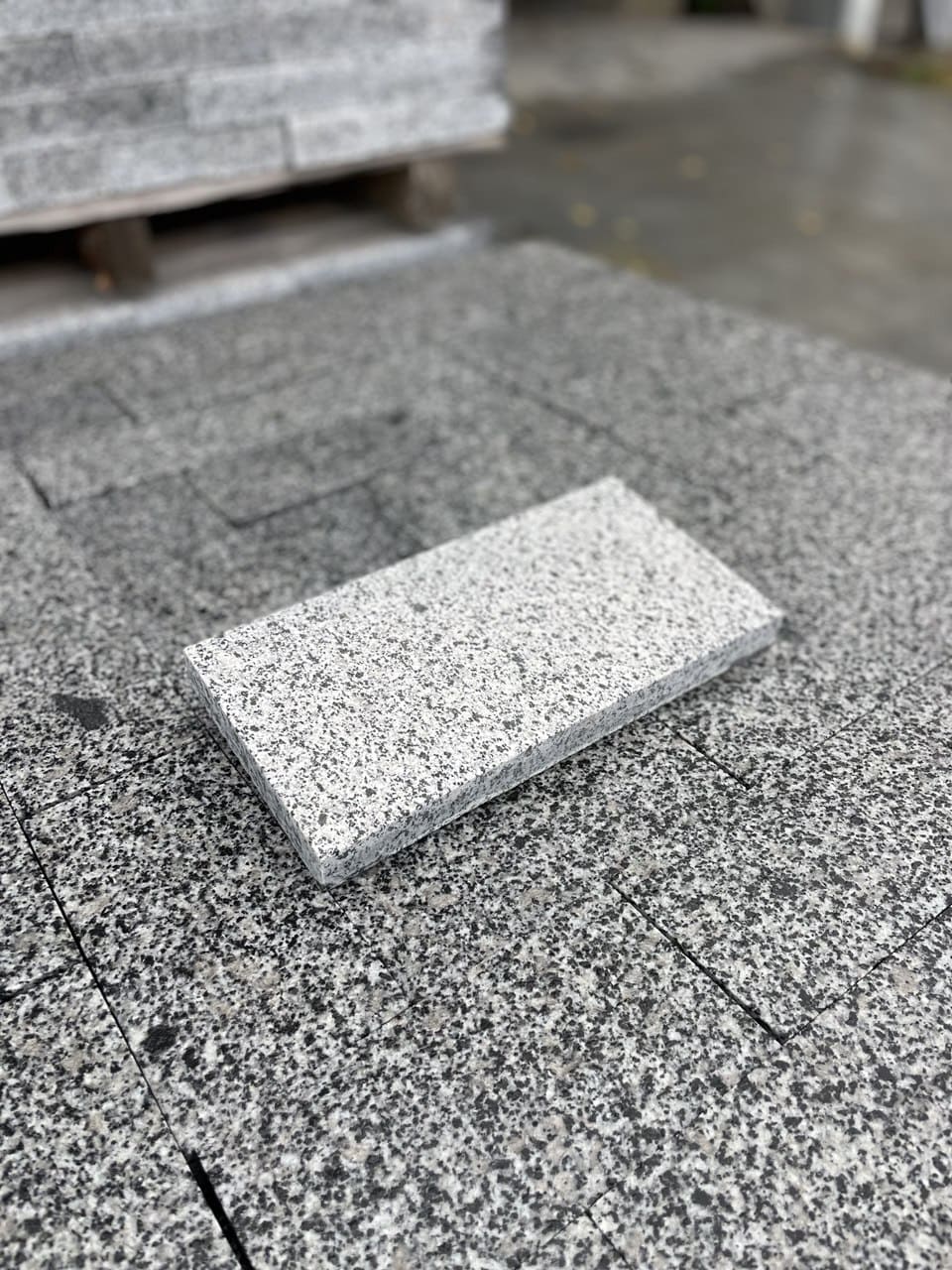 Płyta granitowa chodnikowa płomieniowana jasnoszara Gray UA - dodatkowe zdjęcie