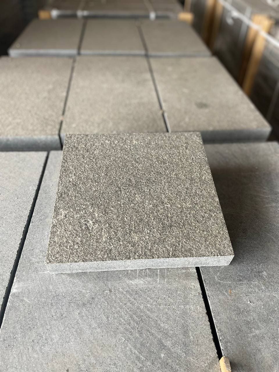 Płyta granitowa płomieniowana ciemnoszara Gabro 30х30х3 cm - dodatkowe zdjęcie