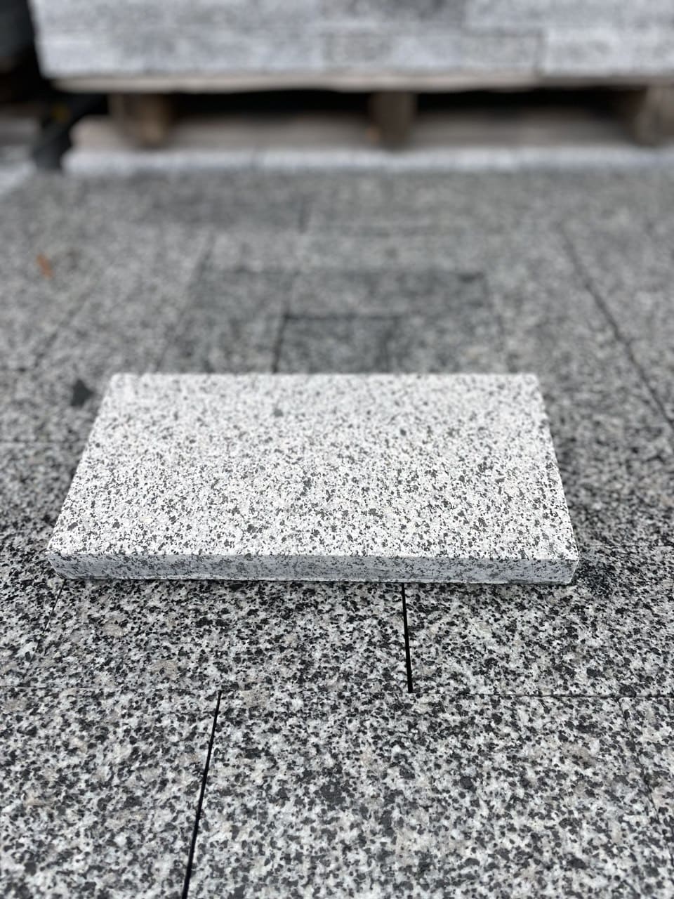 Płyta granitowa tarasowa płomieniowana jasnoszara Grey UA - dodatkowe zdjęcie