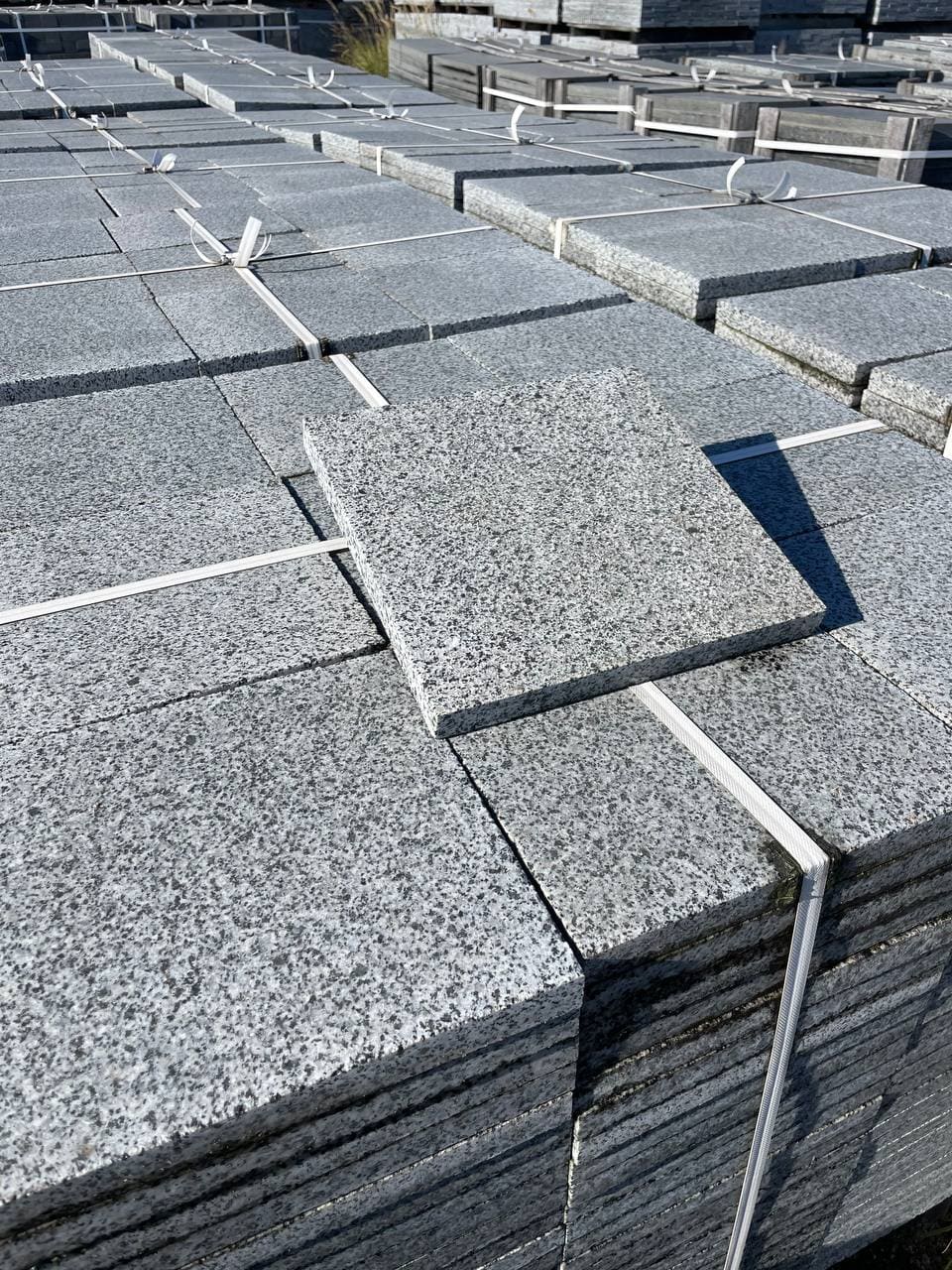 Płyta granitowa tarasowa płomieniowana jasnoszara Grey UA - dodatkowe zdjęcie