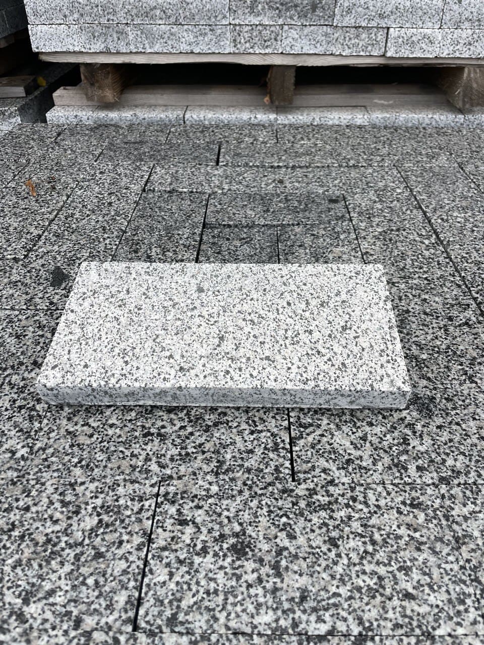 Płyta granitowa tarasowa płomieniowana jasnoszara Grey UA - dodatkowe zdjęcie