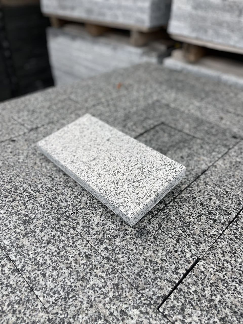 Płyta granitowa tarasowa płomieniowana jasnoszara Grey UA - dodatkowe zdjęcie