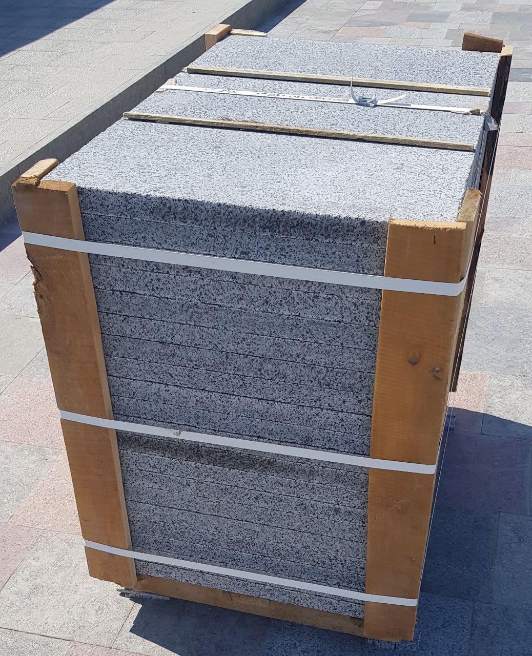 Płyta granitowa chodnikowa płomieniowana jasnoszara Gray UA - dodatkowe zdjęcie