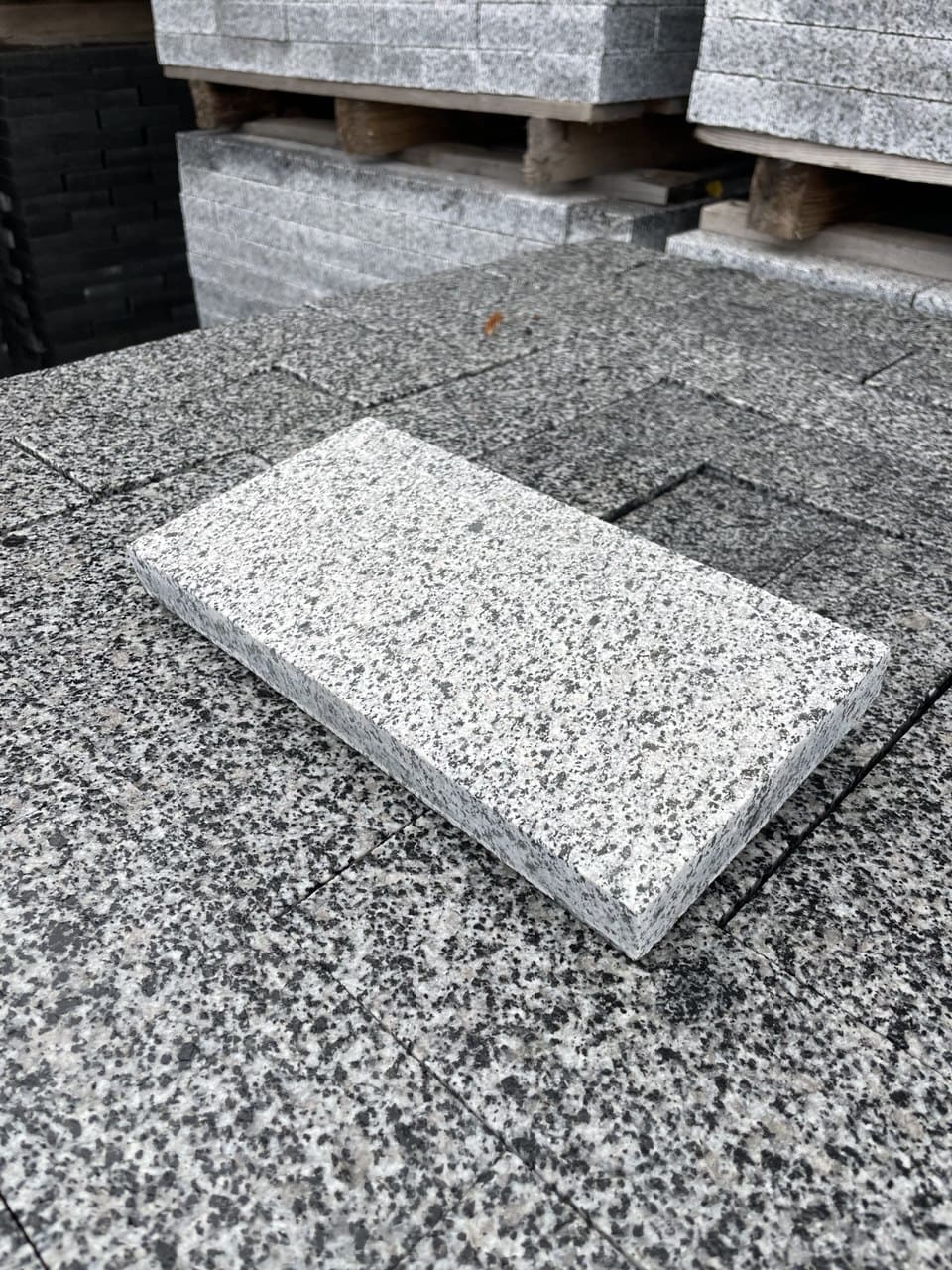 Płyta granitowa tarasowa płomieniowana jasnoszara Grey UA - dodatkowe zdjęcie