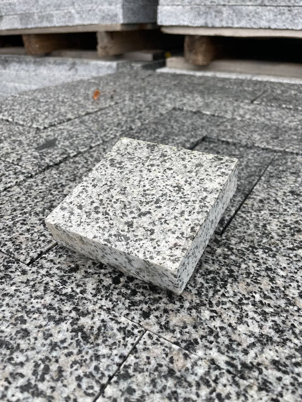 Kostka granitowa cięta płomieniowana jasnoszara Gray UA - dodatkowe zdjęcie